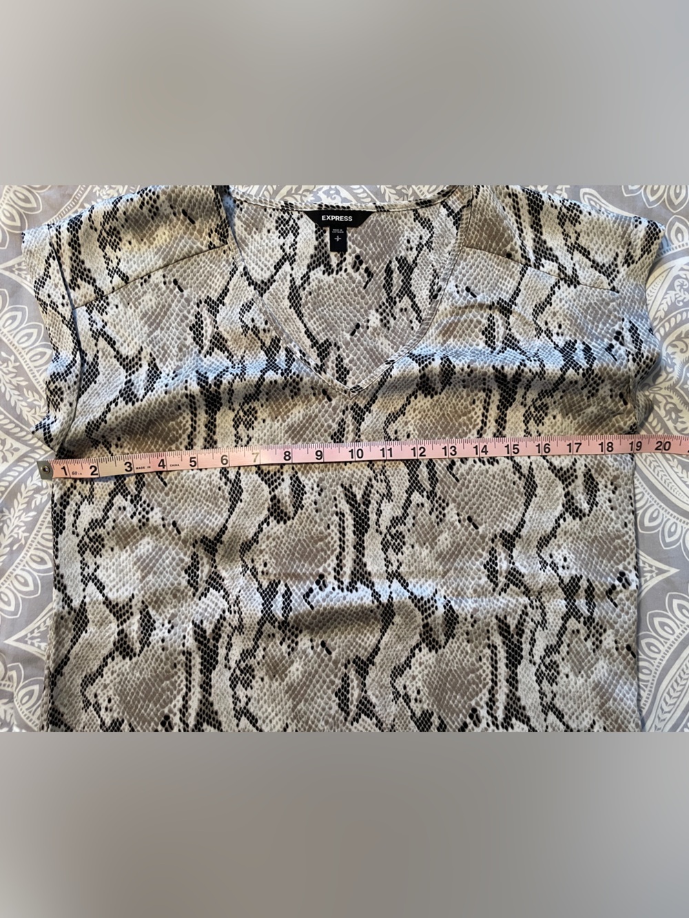 Express Snake Print V-Neck Short Sleeve Top - Gray/Black - Picture 4 of 10